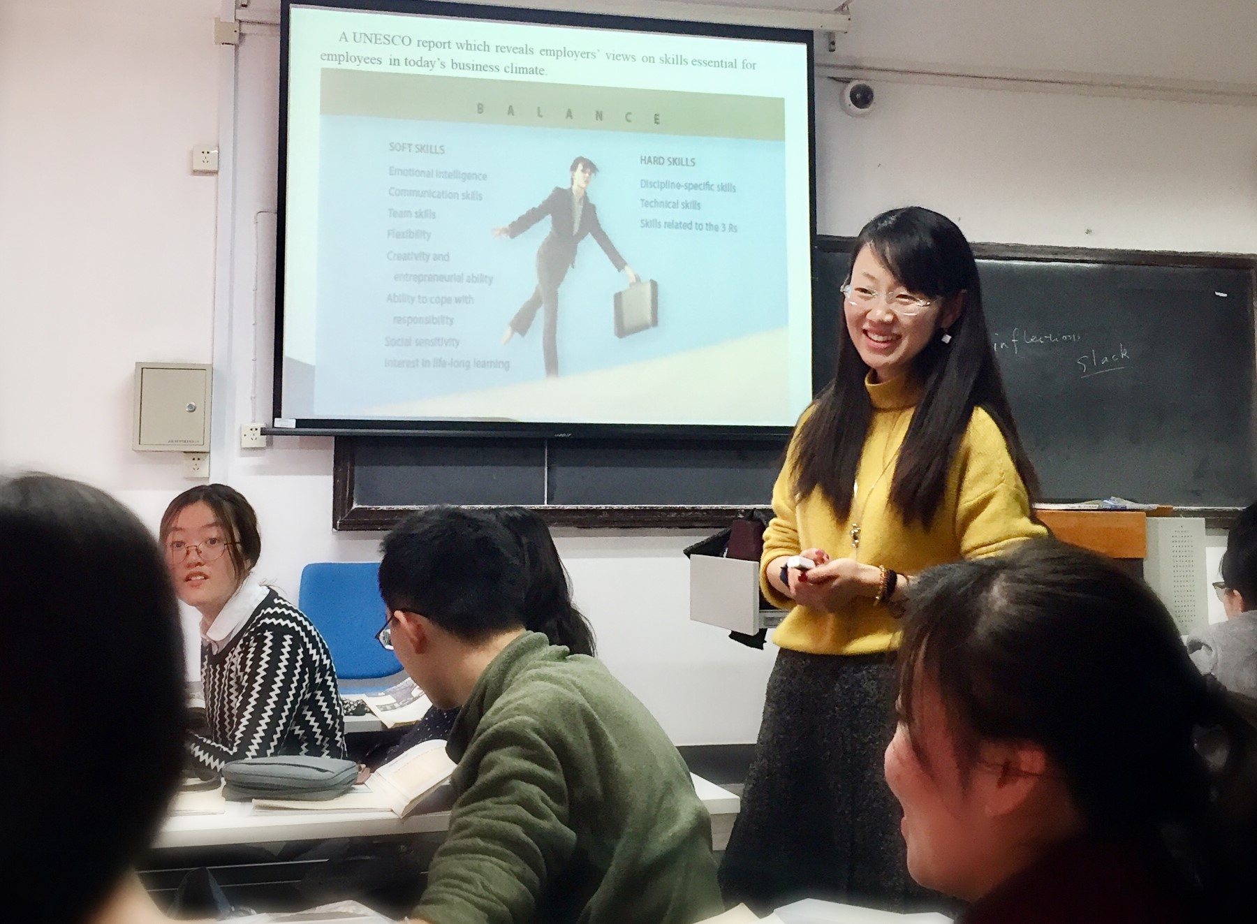 张洁老师翻出手机中学生发给她的微信,有学生说,"张洁老师,我虽然英语